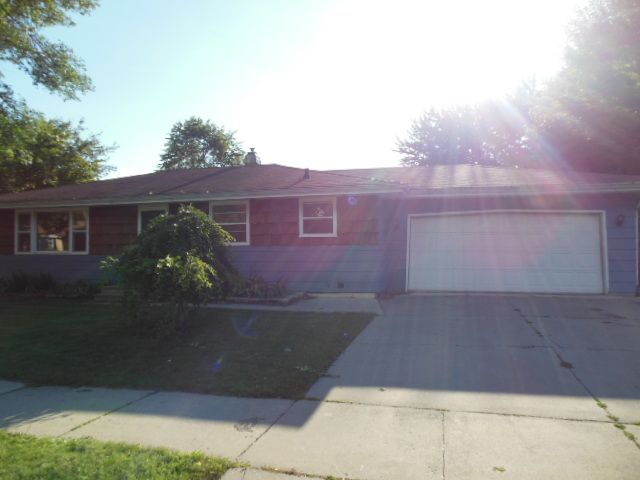 1228 De Pere St, Menasha, WI 54952