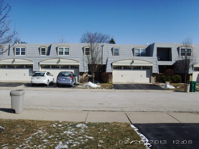690 Versailes Cir, Elk Grove Village, IL 60007