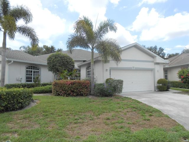 495 Crossfield Cir, Naples, FL 34104