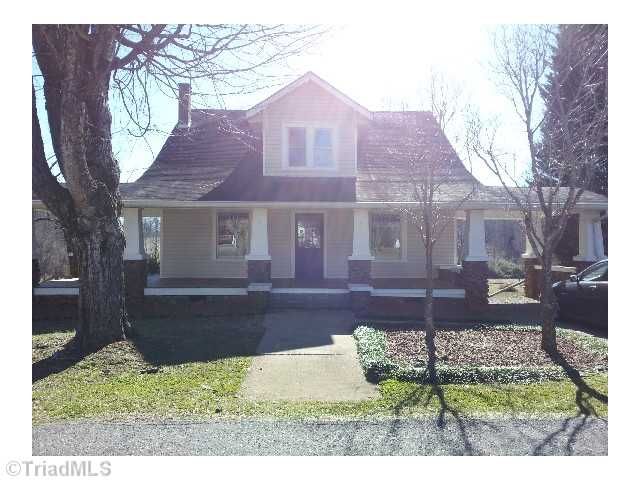 205 W Taylor St, Yadkinville, NC 27055