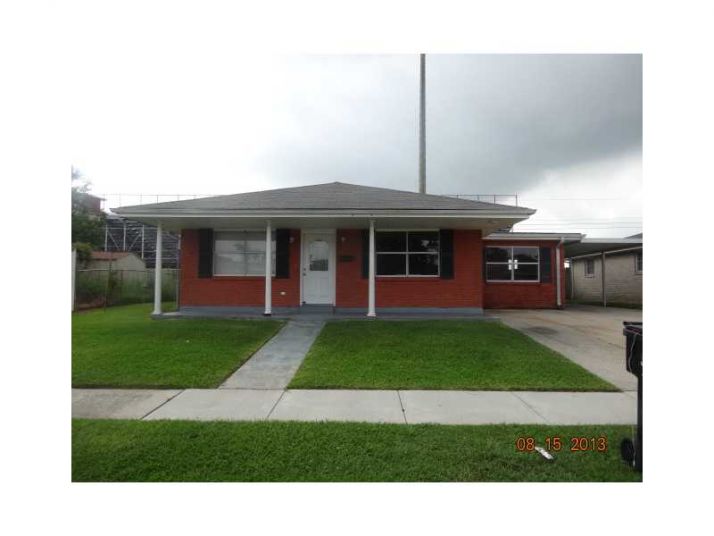 2405 Veronica Dr, Chalmette, LA 70043