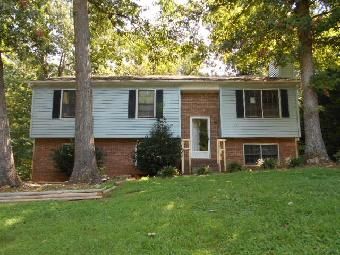 5975 Honeycomb Ln, Pfafftown, NC 27040
