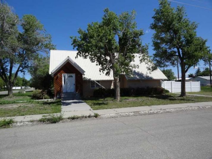 121 8th St W, Hardin, MT 59034