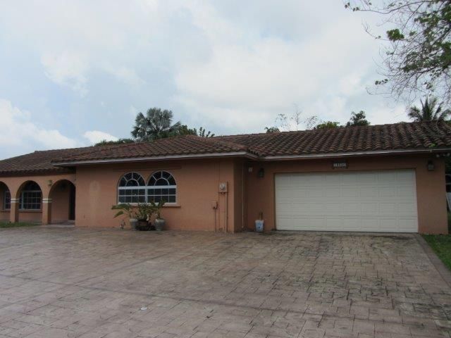 19320 St Andrews Dr, Hialeah, FL 33015