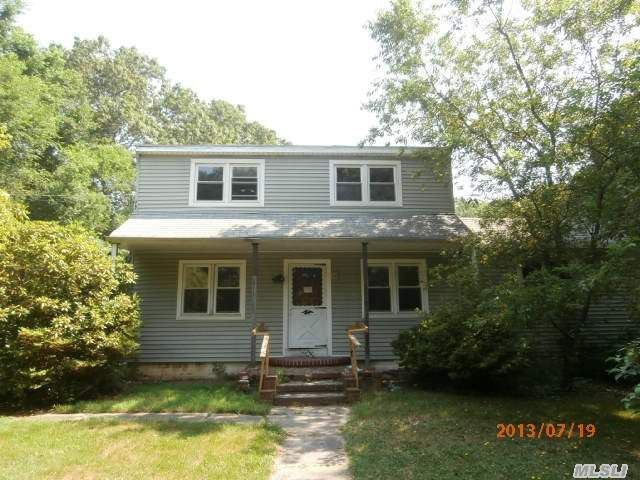 11 Roberts Rd W, Shirley, NY 11967