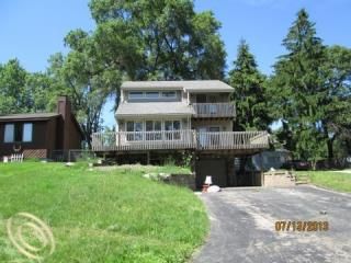 5536 Oster Dr, Waterford, MI 48327