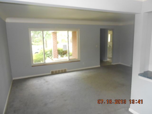 21711 Kenosha, Oak Park, MI 48237