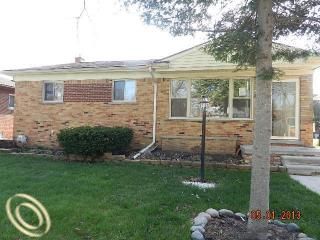 21940 Kenosha St, Oak Park, MI 48237