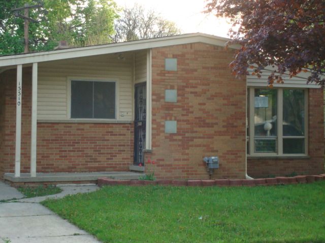 13310 Oak Crest Ct, Oak Park, MI 48237