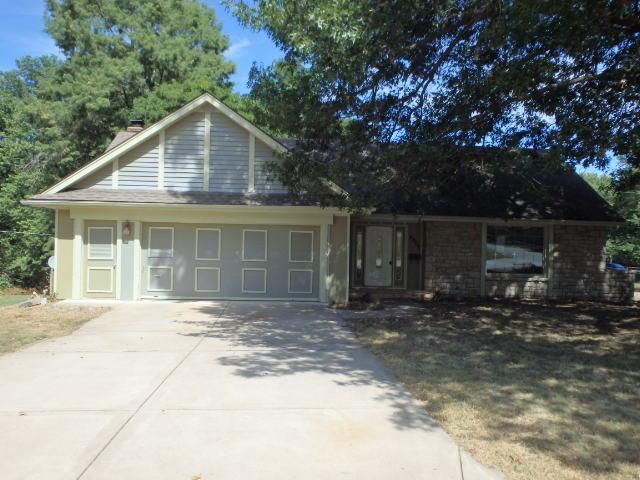 6807 Lakeshore Dr, Kansas City, MO 64133