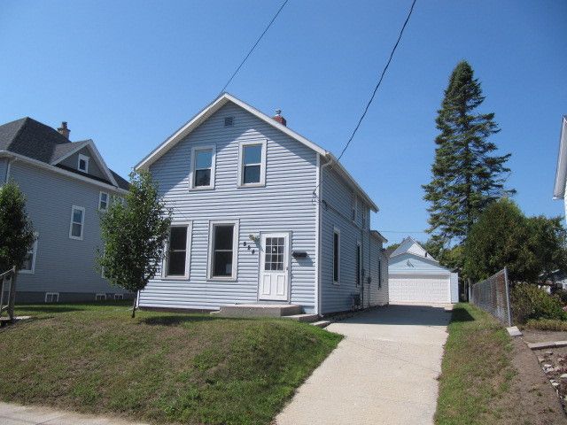 824 N 9th St, Manitowoc, WI 54220