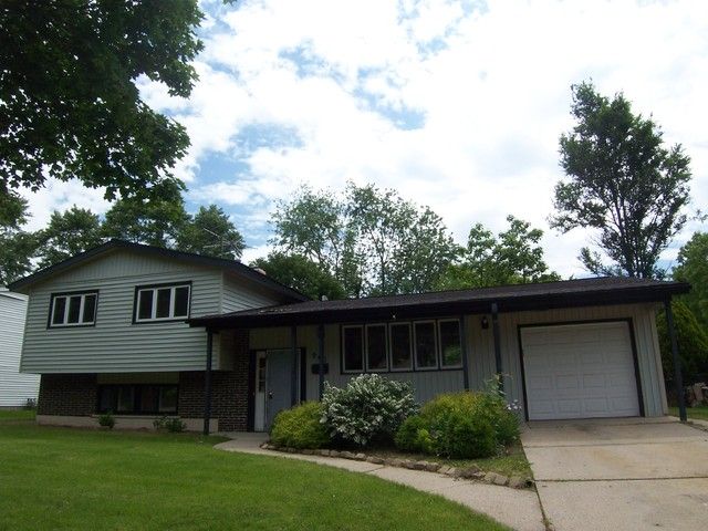 961 Nottingham Ln, Crystal Lake, IL 60014