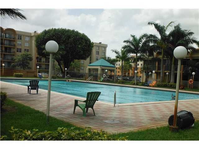 9320 FONTAINEBLEAU BLVD # 208, Miami, FL 33172