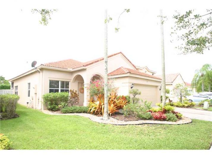 702 WILLOW BEND RD, Fort Lauderdale, FL 33327