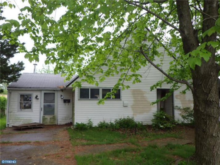 76 Huckleberry Ln, Levittown, PA 19055
