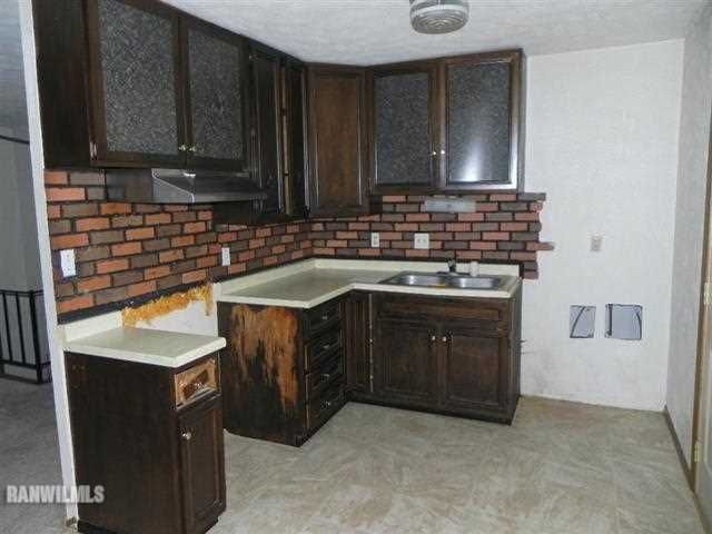 1555 E Deleon St, Freeport, IL 61032