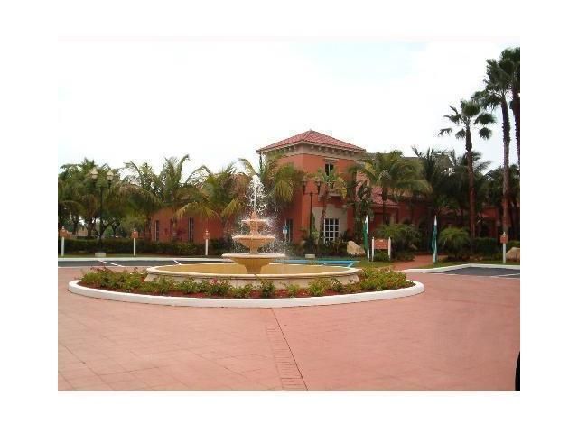8290 LAKE DR # 246, Miami, FL 33166