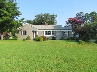 704 Fairview Dr, Franklin, VA 23851