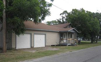 604 S East St, Edna, TX 77957