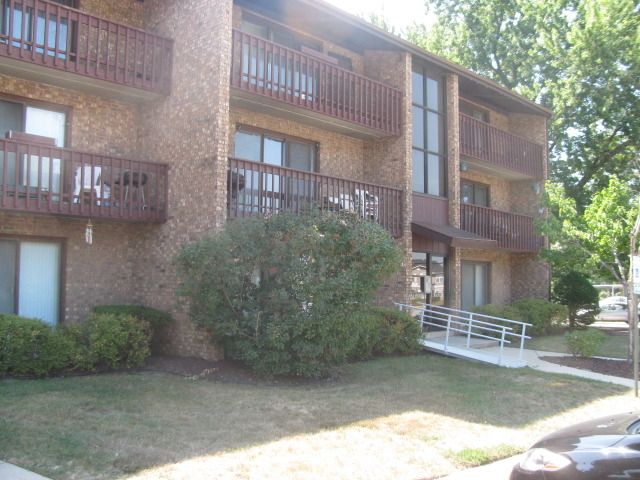 1873 Michigan City Rd Apt 3e, Calumet City, IL 60409