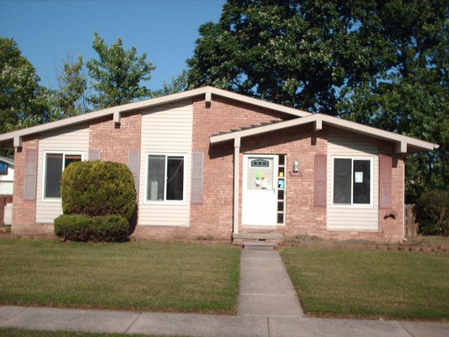 1461 Longfellow Dr, Canton, MI 48187