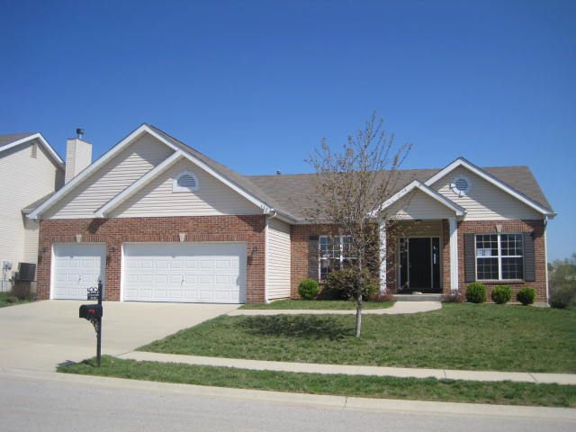729 Willow Spring Hill Dr, Fairview Heights, IL 62208