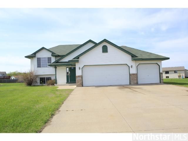 38454 Coventry Dr, North Branch, MN 55056