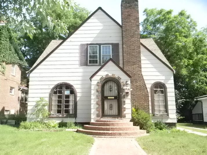 32 East Iroquois Rd, Pontiac, MI 48341