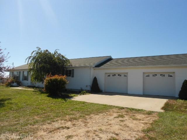 8414 Lake Rd, Greenville, MI 48838