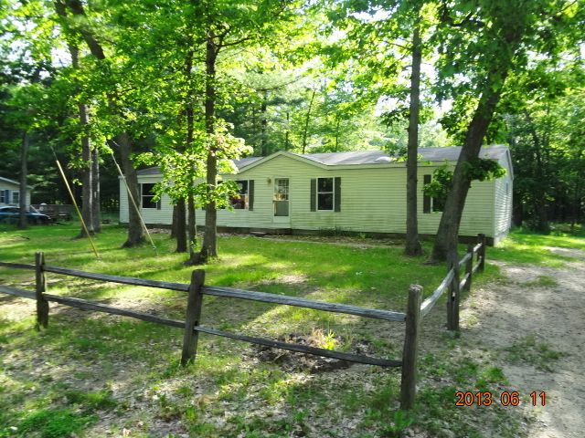 8907 Paw Paw Trl, Howard City, MI 49329