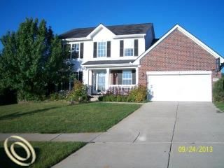 9125 Ambergrove Dr, Howell, MI 48843
