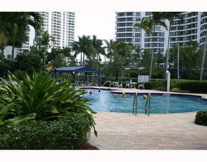 3500 MYSTIC POINTE DR # PH5, Miami, FL 33180