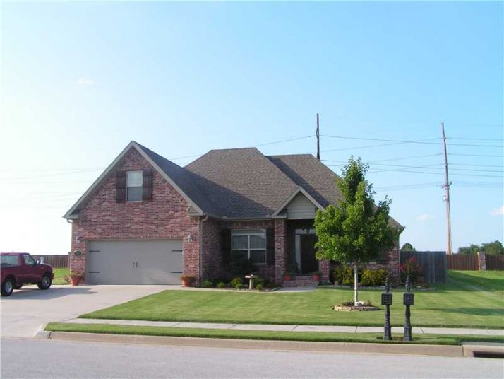 8208 SANTA CLARA AVE, Springdale, AR 72762