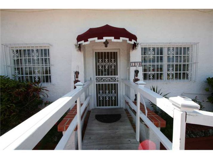 1218 SW 11 AV, Miami, FL 33129