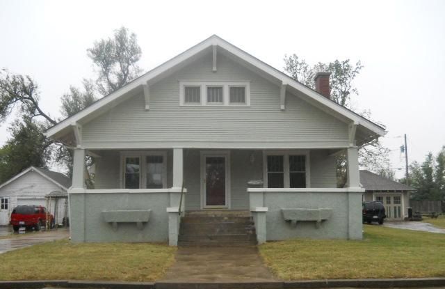 209 S Maple St, Pretty Prairie, KS 67570