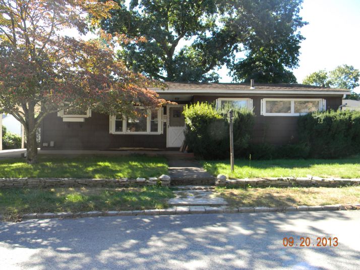 28 Woodlawn Drive, Cranston, RI 02920