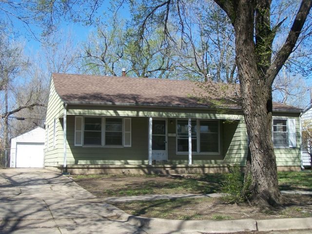 2207 S Spruce St, Wichita, KS 67211
