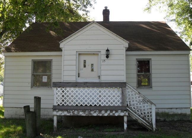 1550 Pkwy, Waterford, MI 48328