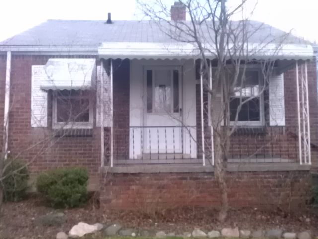 19171 Elkhart St, Harper Woods, MI 48225