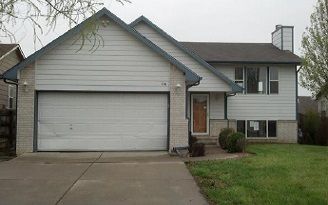 716 S Red Oaks Cir, Wichita, KS 67207