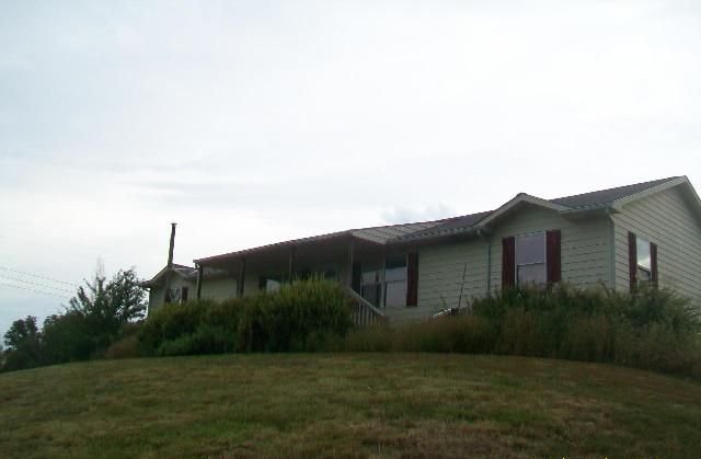 18450 246th St, Tonganoxie, KS 66086