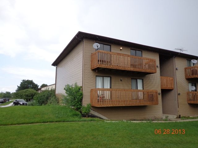 705 Dean Dr Apt H, South Elgin, IL 60177