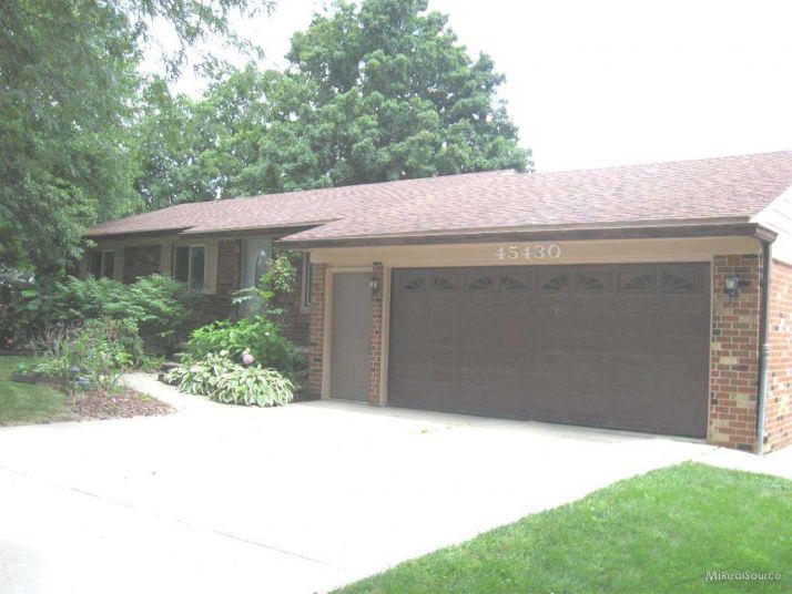 45430 Abington Cir, Macomb, MI 48042