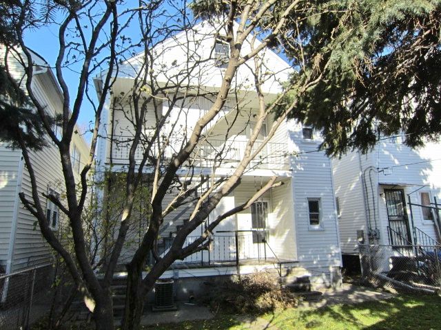 2416 Casmere St, Hamtramck, MI 48212