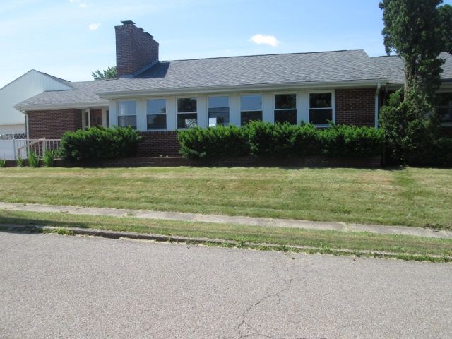 210 High St, Crooksville, OH 43731