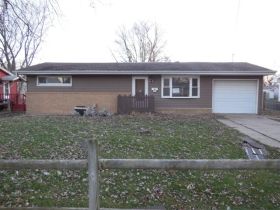 907 E Newkirk St, Tuscola, IL 61953