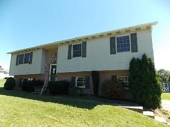 100 Colonial Ln, Uniontown, PA 15401