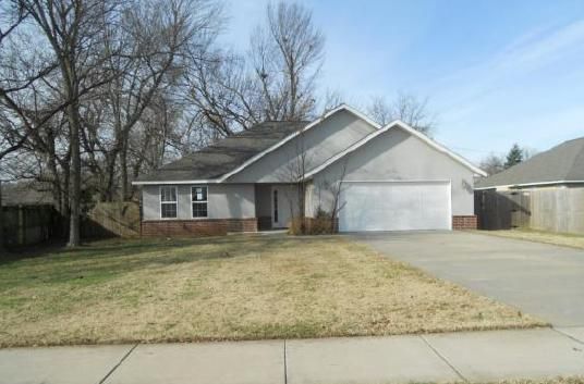 2204 Chanel St, Siloam Springs, AR 72761