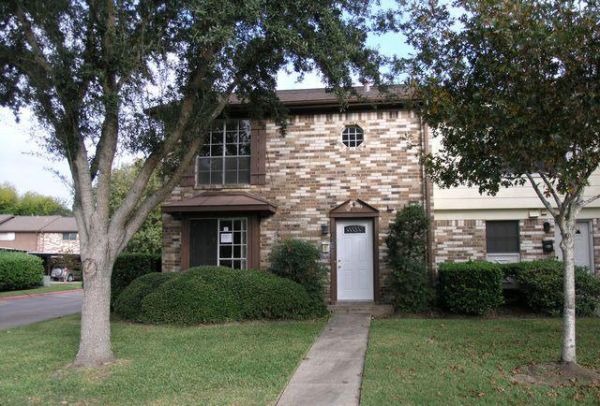 1513 S 8th St, La Porte, TX 77571