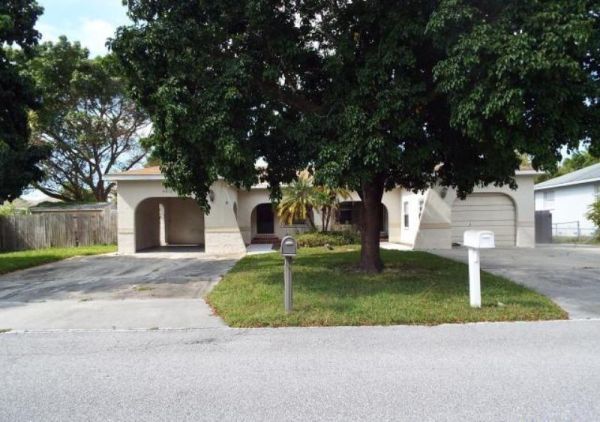 4610-4612 86th St West, Bradenton, FL 34210